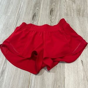 NWOT lululemon hotty hot 2.5 shorts size 4 - (lowest I’ll go is 35$)
